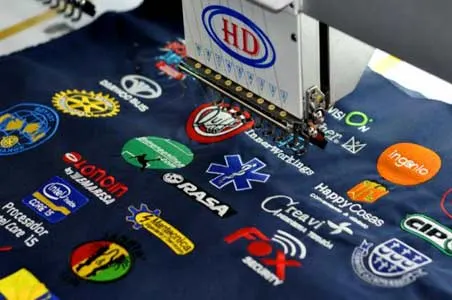 Bordado de logos de empresas en máquina bordadora